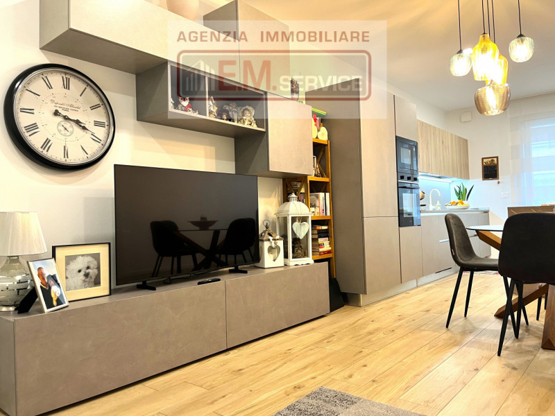 In pieno centro paese, ma in posizione riservata e lontana dal traffico, proponiamo in vendita sp...