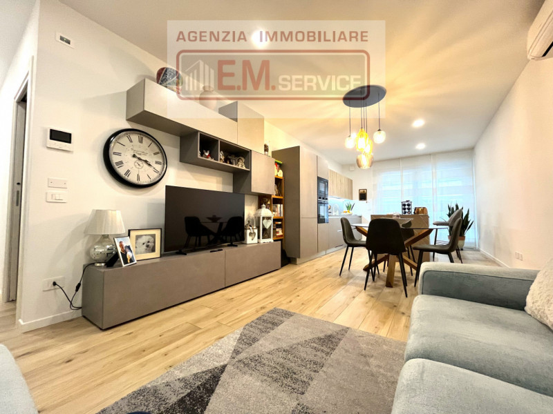 In pieno centro paese, ma in posizione riservata e lontana dal traffico, proponiamo in vendita sp...