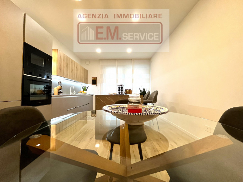 In pieno centro paese, ma in posizione riservata e lontana dal traffico, proponiamo in vendita sp...