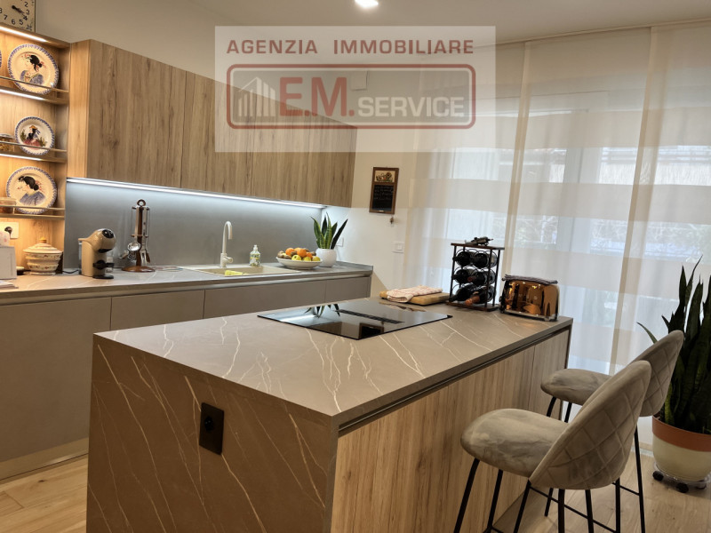 In pieno centro paese, ma in posizione riservata e lontana dal traffico, proponiamo in vendita sp...