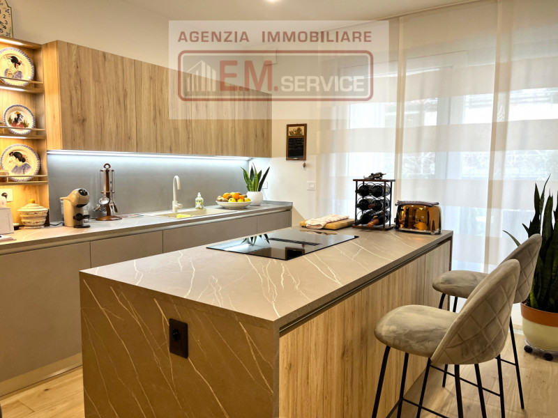 In pieno centro paese, ma in posizione riservata e lontana dal traffico, proponiamo in vendita sp...