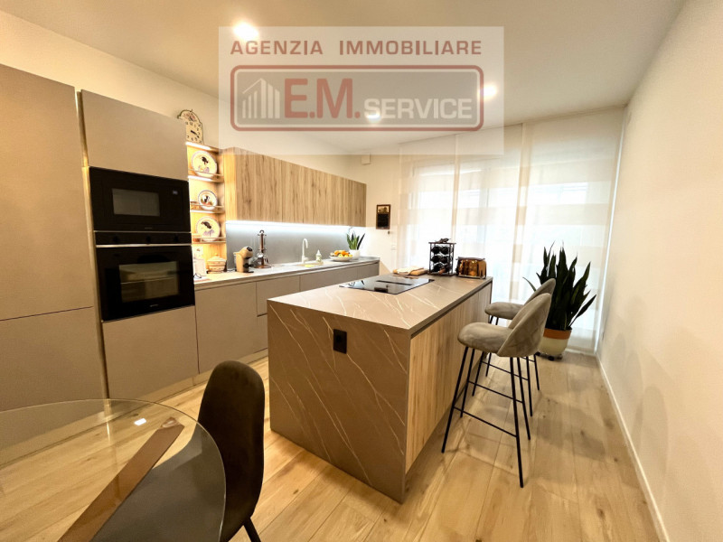 In pieno centro paese, ma in posizione riservata e lontana dal traffico, proponiamo in vendita sp...