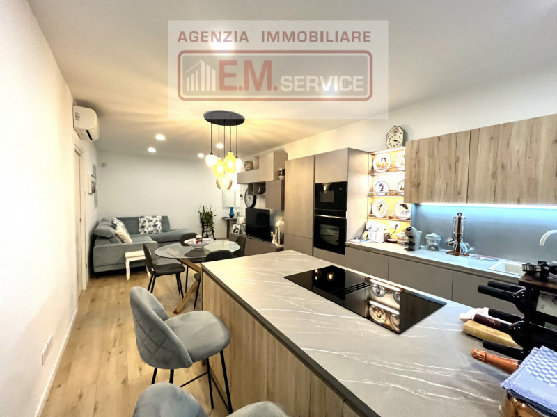 In pieno centro paese, ma in posizione riservata e lontana dal traffico, proponiamo in vendita sp...