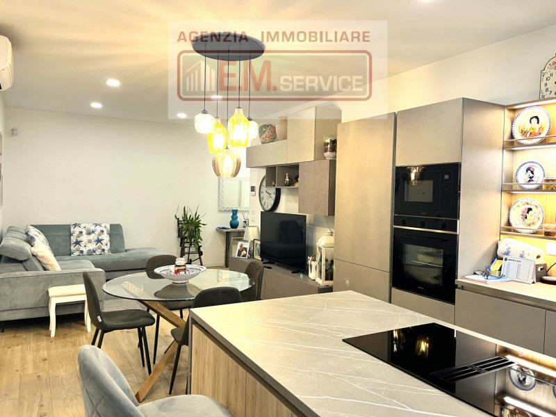 In pieno centro paese, ma in posizione riservata e lontana dal traffico, proponiamo in vendita sp...