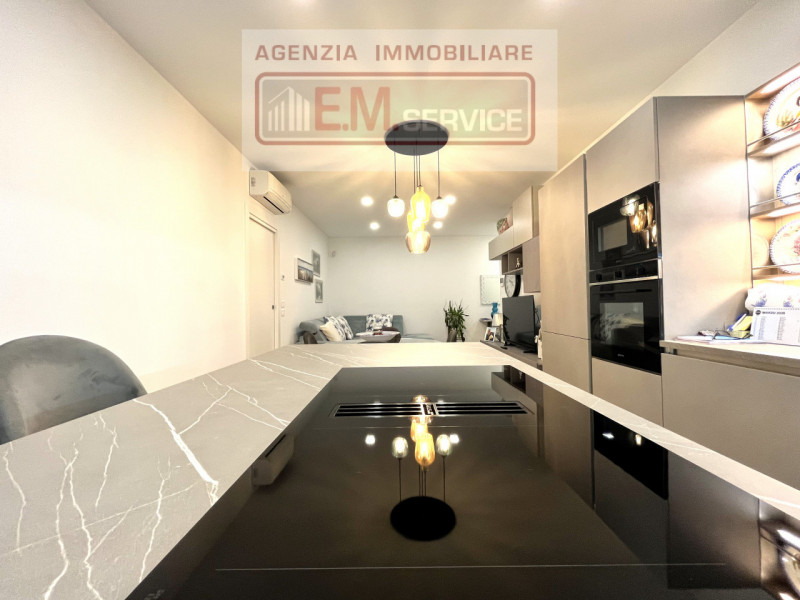 In pieno centro paese, ma in posizione riservata e lontana dal traffico, proponiamo in vendita sp...