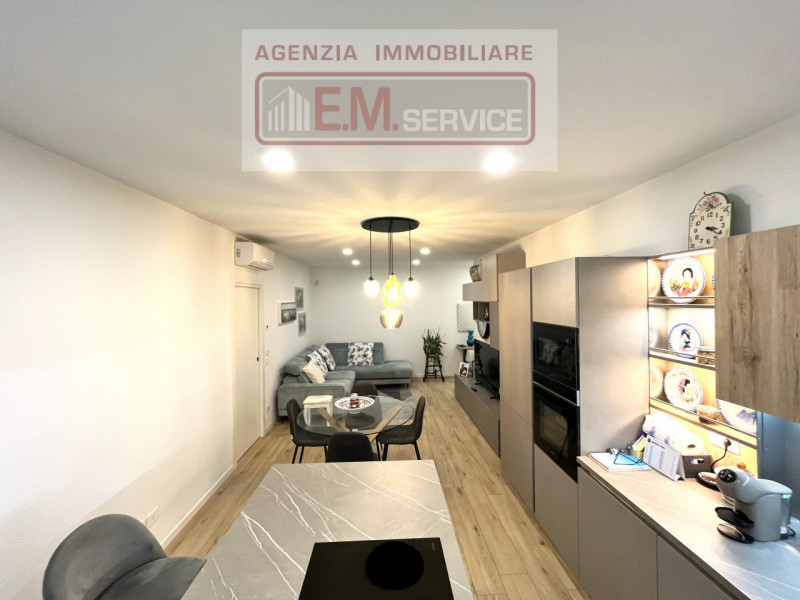 In pieno centro paese, ma in posizione riservata e lontana dal traffico, proponiamo in vendita sp...