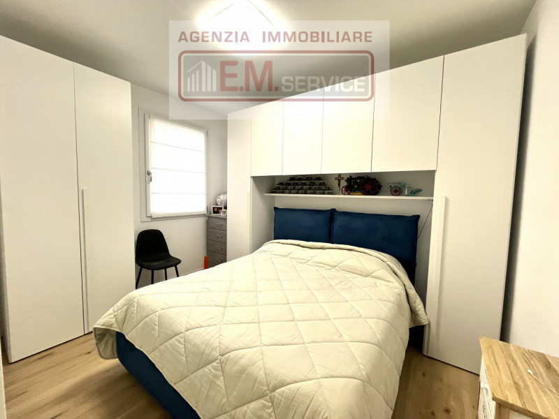 In pieno centro paese, ma in posizione riservata e lontana dal traffico, proponiamo in vendita sp...