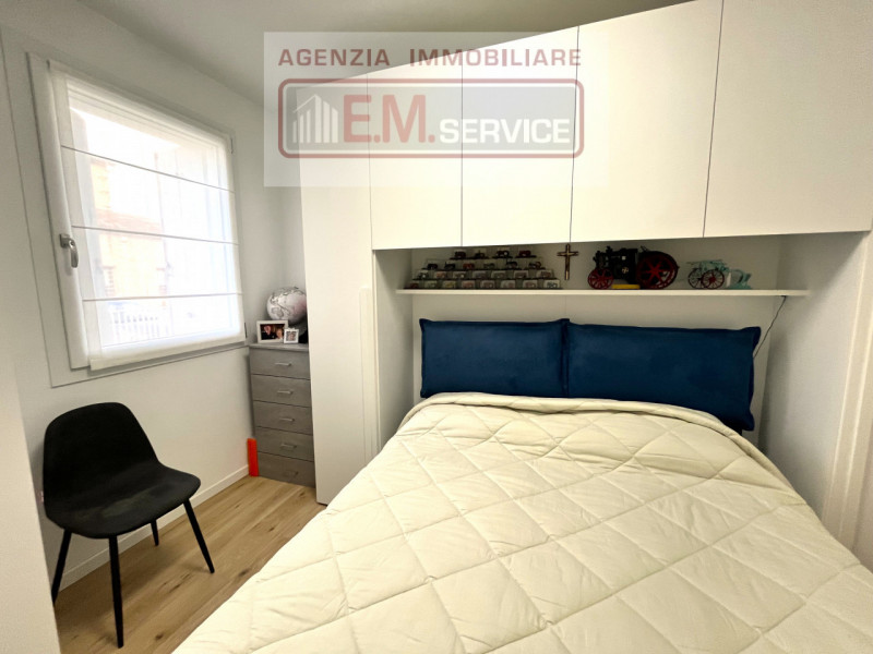 In pieno centro paese, ma in posizione riservata e lontana dal traffico, proponiamo in vendita sp...