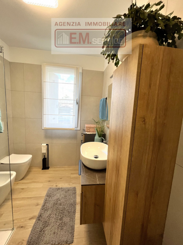 In pieno centro paese, ma in posizione riservata e lontana dal traffico, proponiamo in vendita sp...