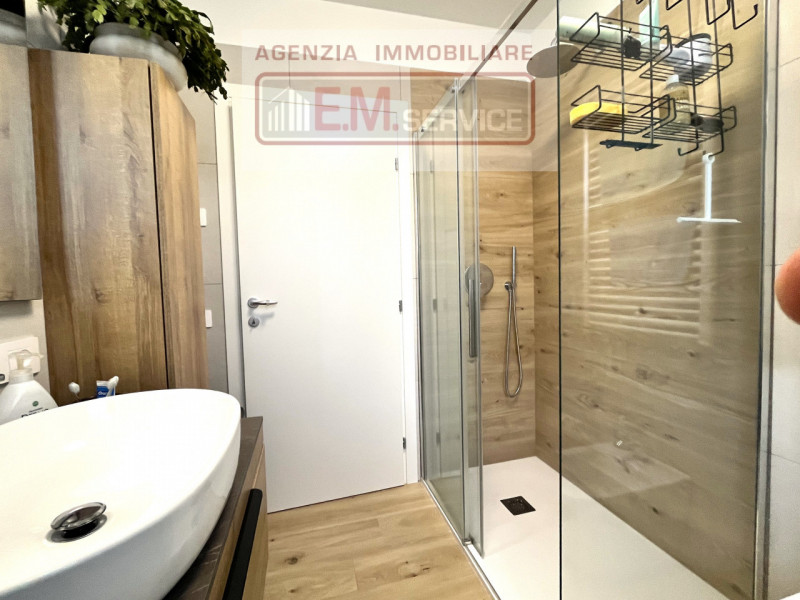 In pieno centro paese, ma in posizione riservata e lontana dal traffico, proponiamo in vendita sp...