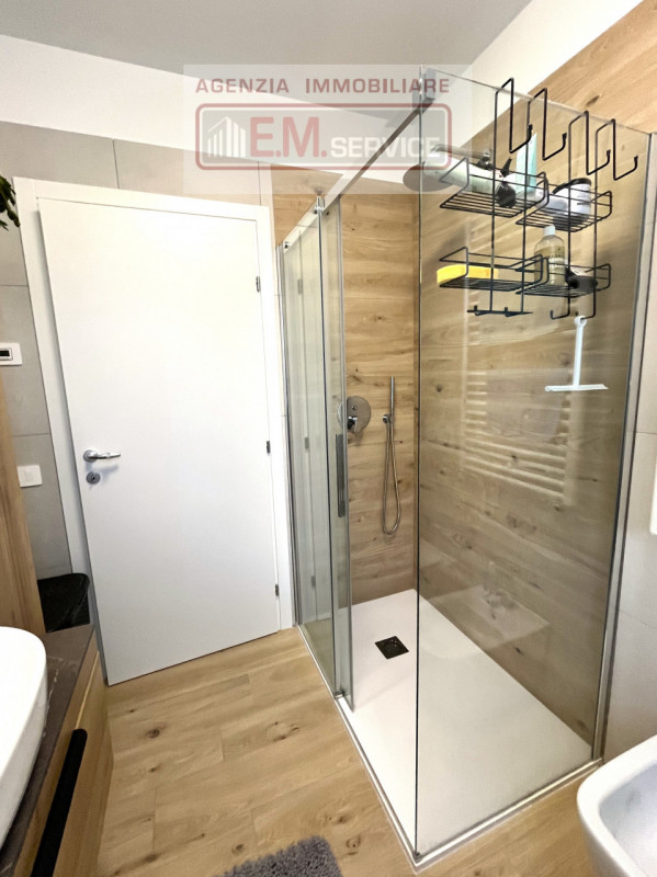 In pieno centro paese, ma in posizione riservata e lontana dal traffico, proponiamo in vendita sp...