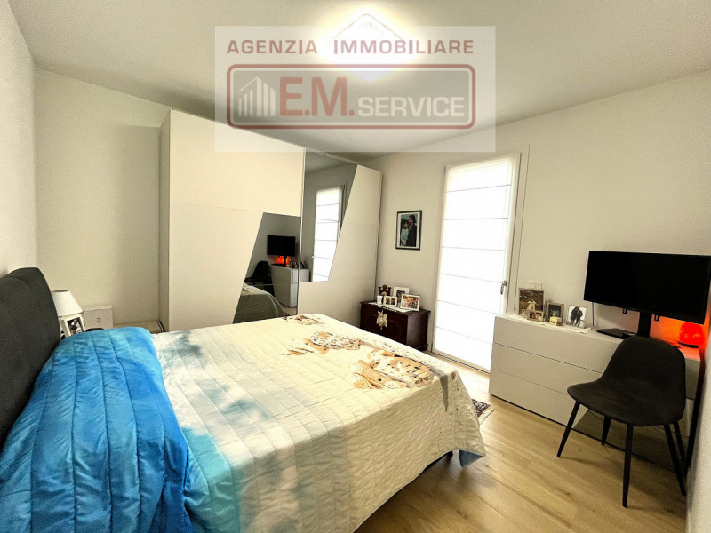 In pieno centro paese, ma in posizione riservata e lontana dal traffico, proponiamo in vendita sp...