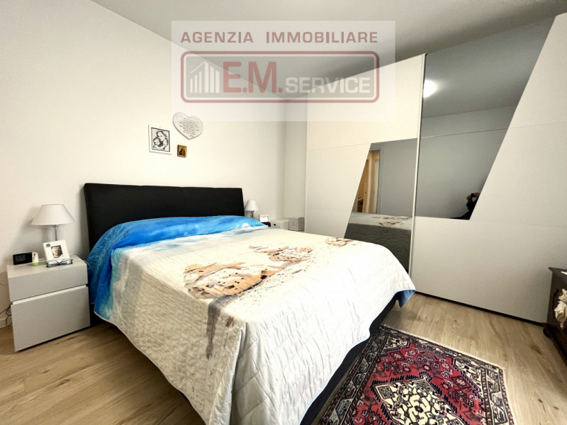 In pieno centro paese, ma in posizione riservata e lontana dal traffico, proponiamo in vendita sp...