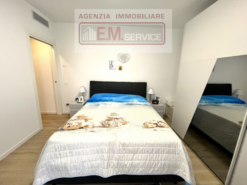 In pieno centro paese, ma in posizione riservata e lontana dal traffico, proponiamo in vendita sp...