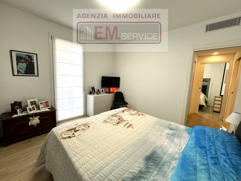 In pieno centro paese, ma in posizione riservata e lontana dal traffico, proponiamo in vendita sp...