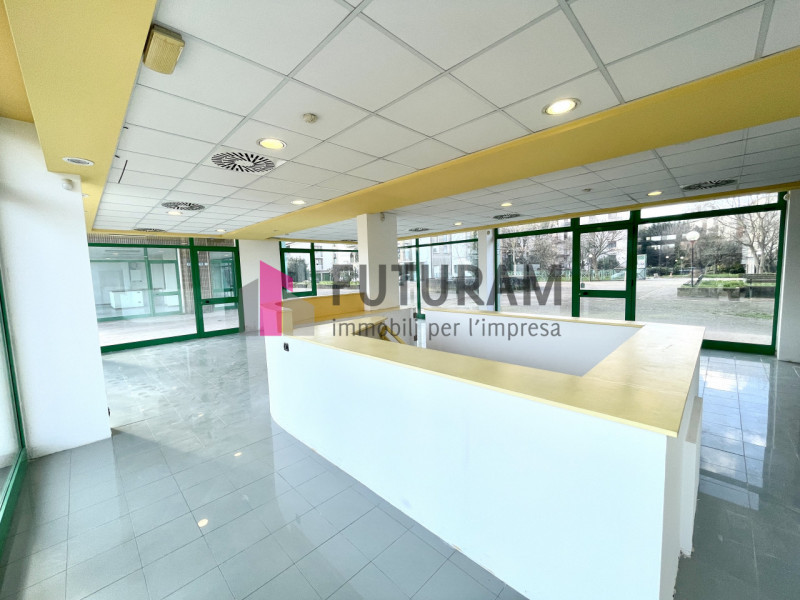 RIF: 148NM - PADOVA - PER INFO 0444/310220

Propongo in vendita un negozio di 275 mq in zona Stan...