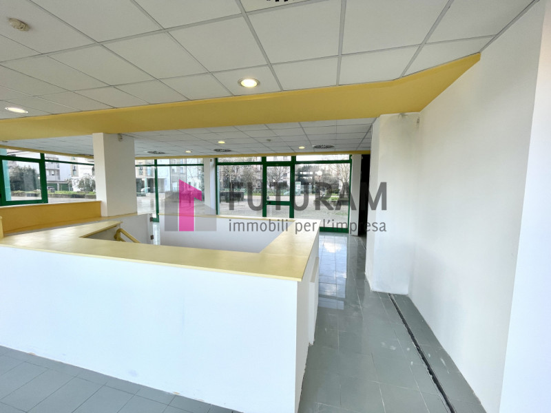 RIF: 148NM - PADOVA - PER INFO 0444/310220

Propongo in vendita un negozio di 275 mq in zona Stan...