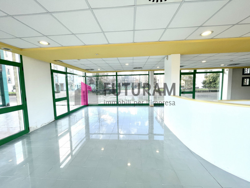 RIF: 148NM - PADOVA - PER INFO 0444/310220

Propongo in vendita un negozio di 275 mq in zona Stan...