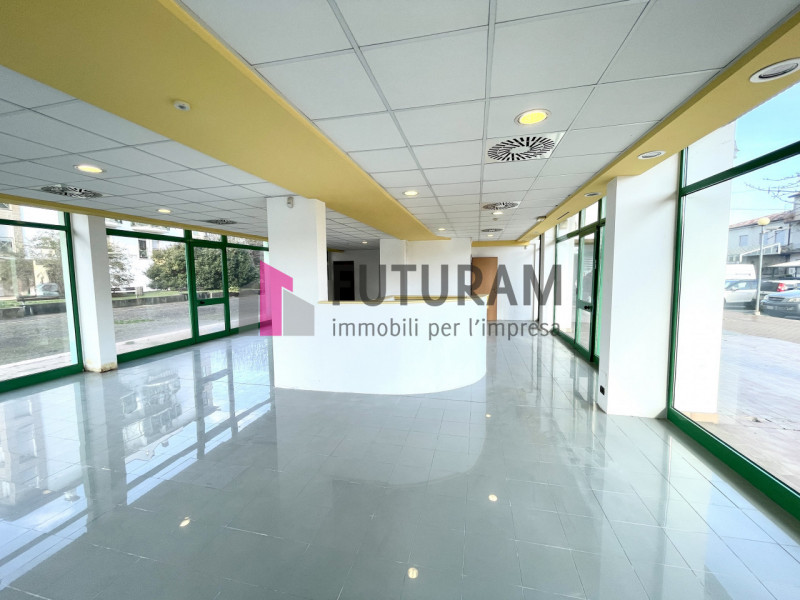 RIF: 148NM - PADOVA - PER INFO 0444/310220

Propongo in vendita un negozio di 275 mq in zona Stan...