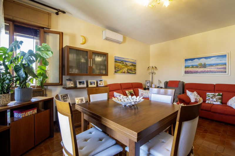 Scopri questo splendido appartamento di oltre 200 mq situato nell'incantevole zona di Guizza a Pa...