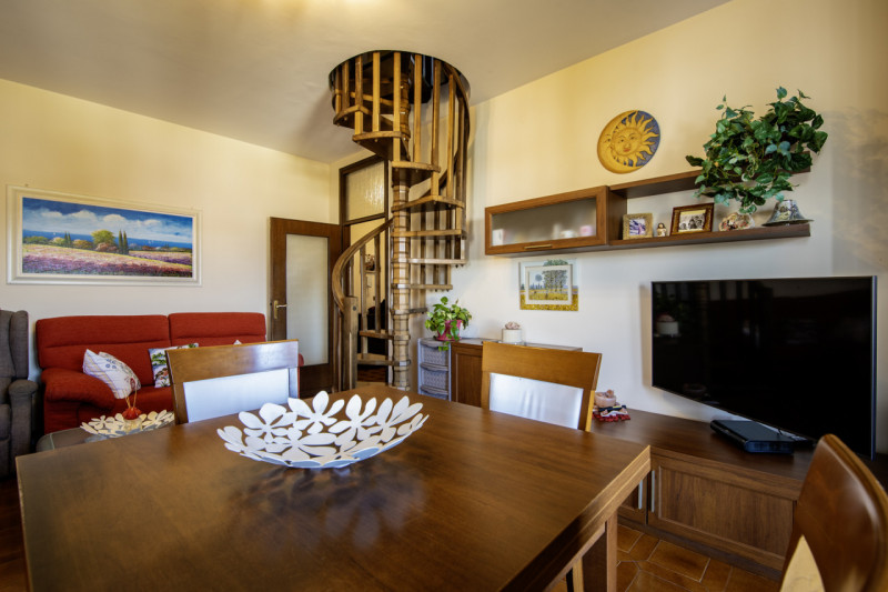 Scopri questo splendido appartamento di oltre 200 mq situato nell'incantevole zona di Guizza a Pa...