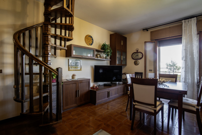 Scopri questo splendido appartamento di oltre 200 mq situato nell'incantevole zona di Guizza a Pa...