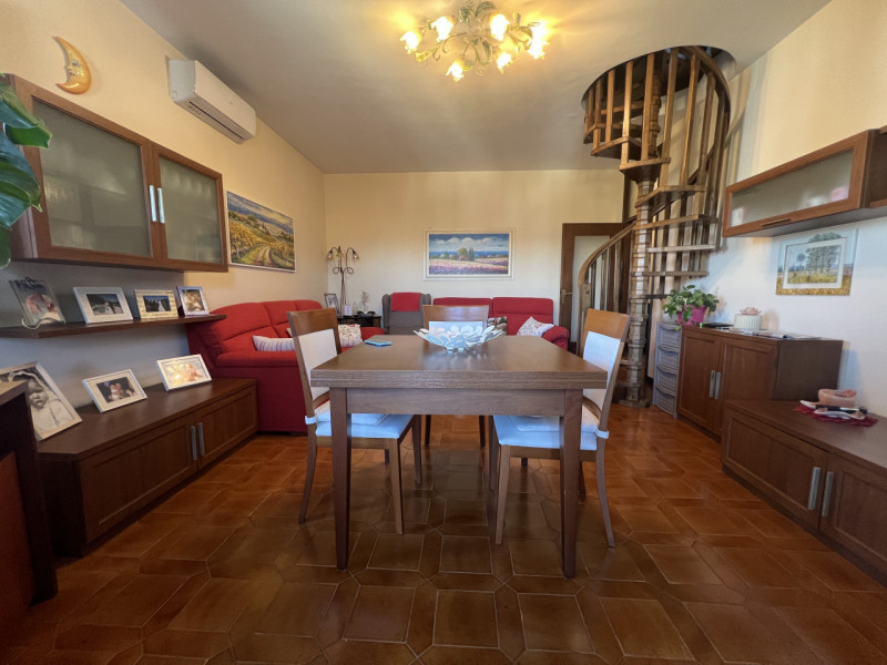 Scopri questo splendido appartamento di oltre 180 mq situato nell'incantevole zona di Guizza a Pa...