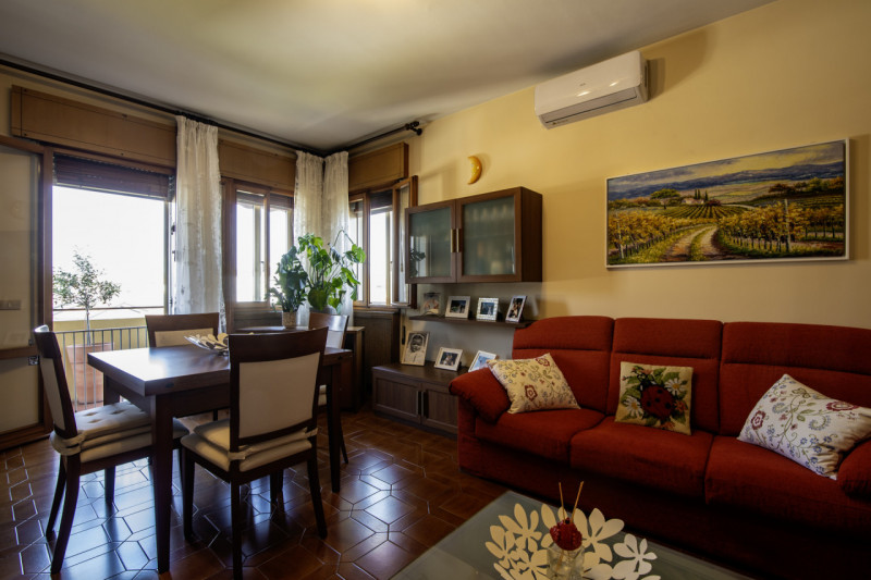 Scopri questo splendido appartamento di oltre 200 mq situato nell'incantevole zona di Guizza a Pa...