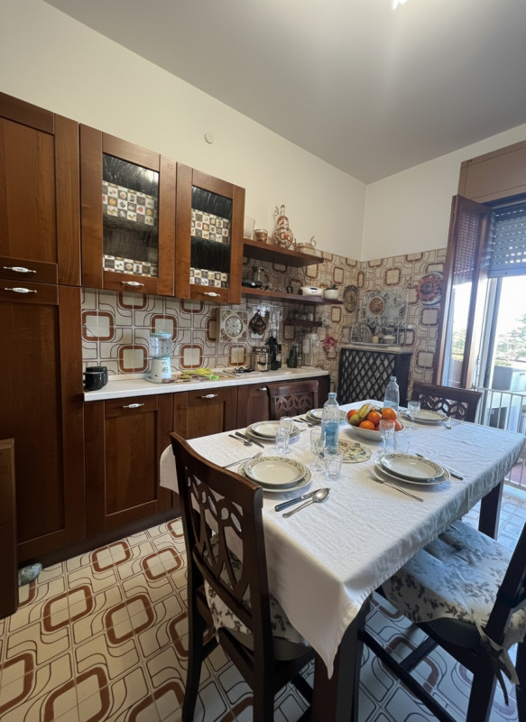 Scopri questo splendido appartamento di oltre 180 mq situato nell'incantevole zona di Guizza a Pa...