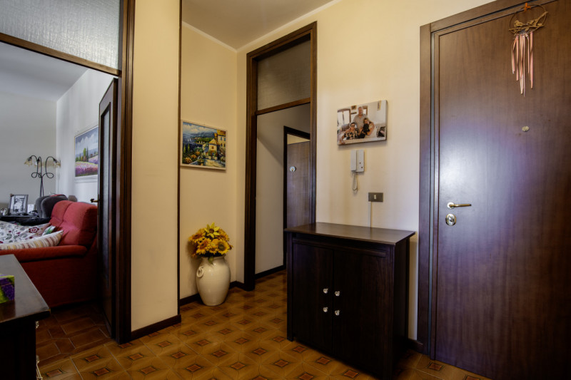 Scopri questo splendido appartamento di oltre 200 mq situato nell'incantevole zona di Guizza a Pa...