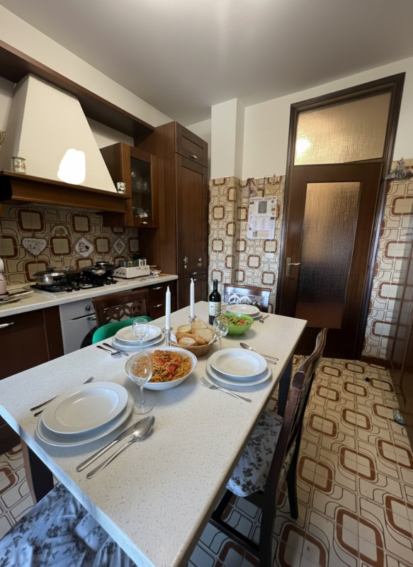 Scopri questo splendido appartamento di oltre 180 mq situato nell'incantevole zona di Guizza a Pa...