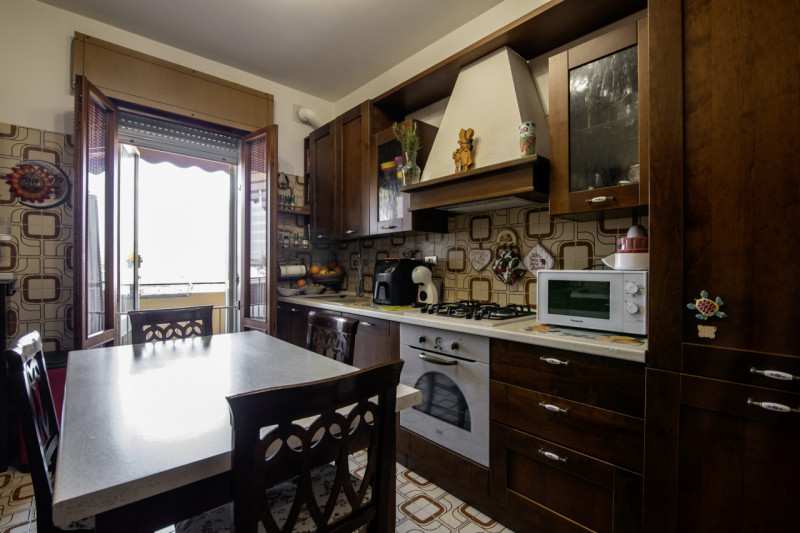 Scopri questo splendido appartamento di oltre 200 mq situato nell'incantevole zona di Guizza a Pa...