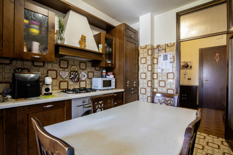 Scopri questo splendido appartamento di oltre 200 mq situato nell'incantevole zona di Guizza a Pa...