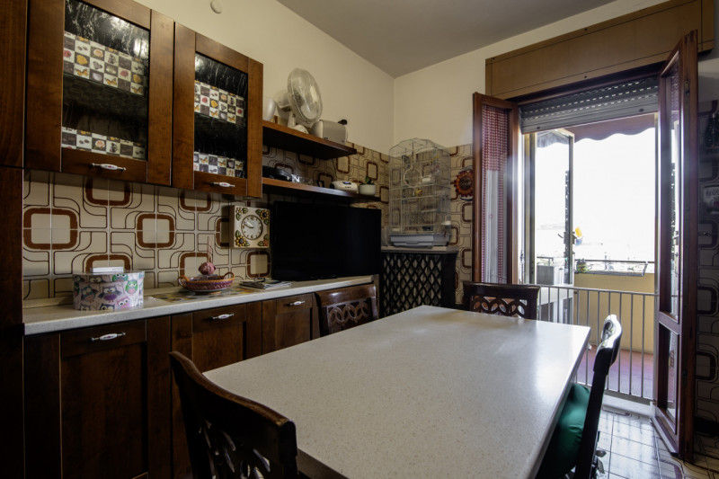 Scopri questo splendido appartamento di oltre 200 mq situato nell'incantevole zona di Guizza a Pa...