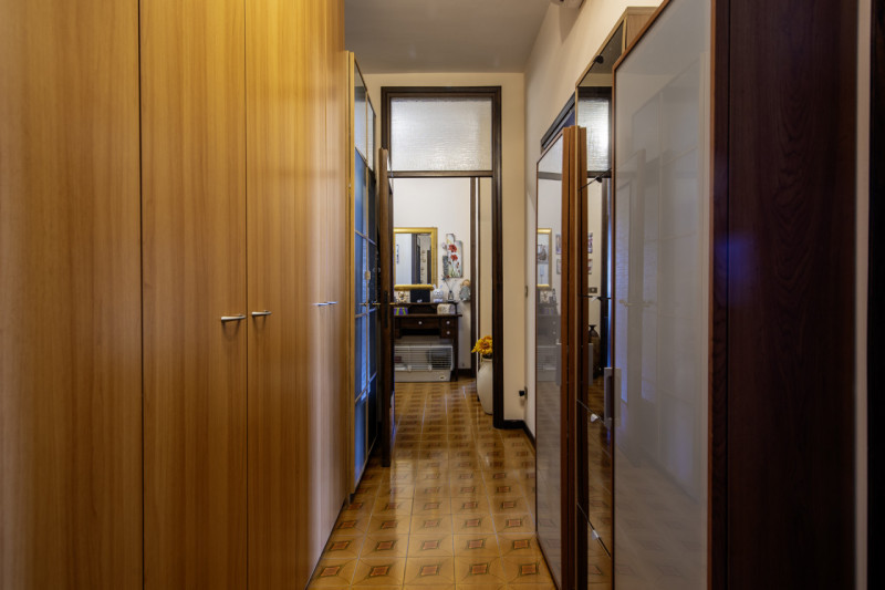 Scopri questo splendido appartamento di oltre 200 mq situato nell'incantevole zona di Guizza a Pa...