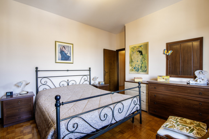 Scopri questo splendido appartamento di oltre 200 mq situato nell'incantevole zona di Guizza a Pa...