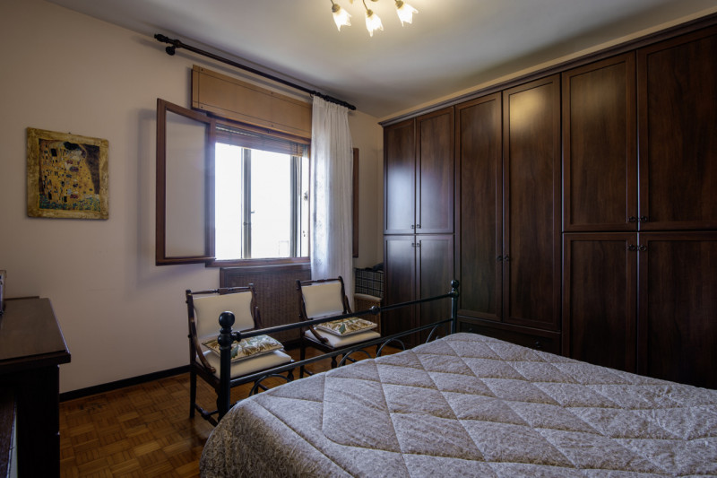 Scopri questo splendido appartamento di oltre 200 mq situato nell'incantevole zona di Guizza a Pa...