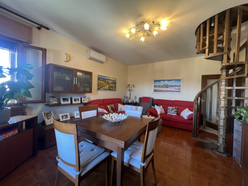 Scopri questo splendido appartamento di oltre 180 mq situato nell'incantevole zona di Guizza a Pa...