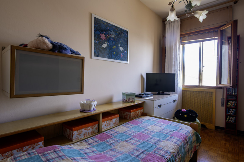 Scopri questo splendido appartamento di oltre 200 mq situato nell'incantevole zona di Guizza a Pa...