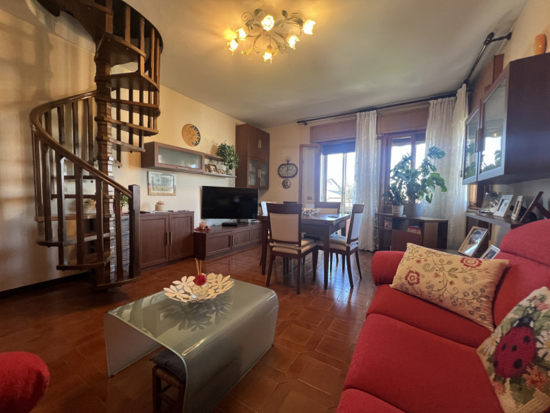 Scopri questo splendido appartamento di oltre 180 mq situato nell'incantevole zona di Guizza a Pa...