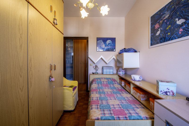 Scopri questo splendido appartamento di oltre 200 mq situato nell'incantevole zona di Guizza a Pa...