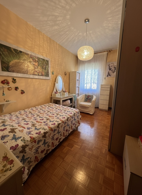 Scopri questo splendido appartamento di oltre 180 mq situato nell'incantevole zona di Guizza a Pa...