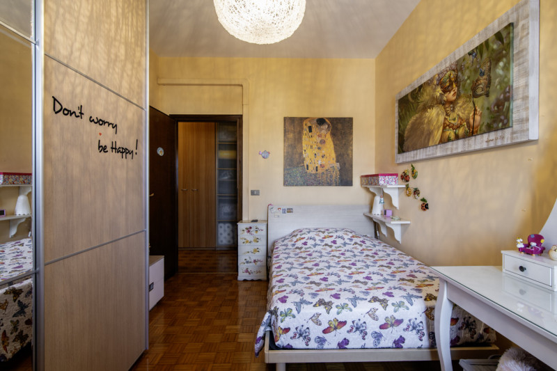 Scopri questo splendido appartamento di oltre 200 mq situato nell'incantevole zona di Guizza a Pa...