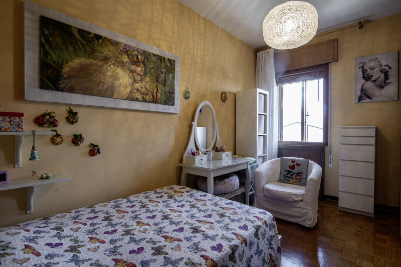 Scopri questo splendido appartamento di oltre 200 mq situato nell'incantevole zona di Guizza a Pa...