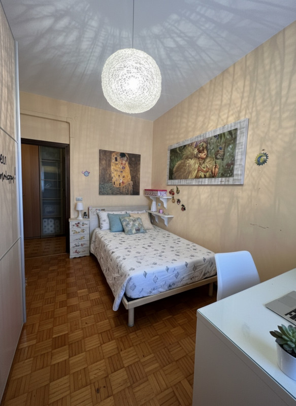 Scopri questo splendido appartamento di oltre 180 mq situato nell'incantevole zona di Guizza a Pa...