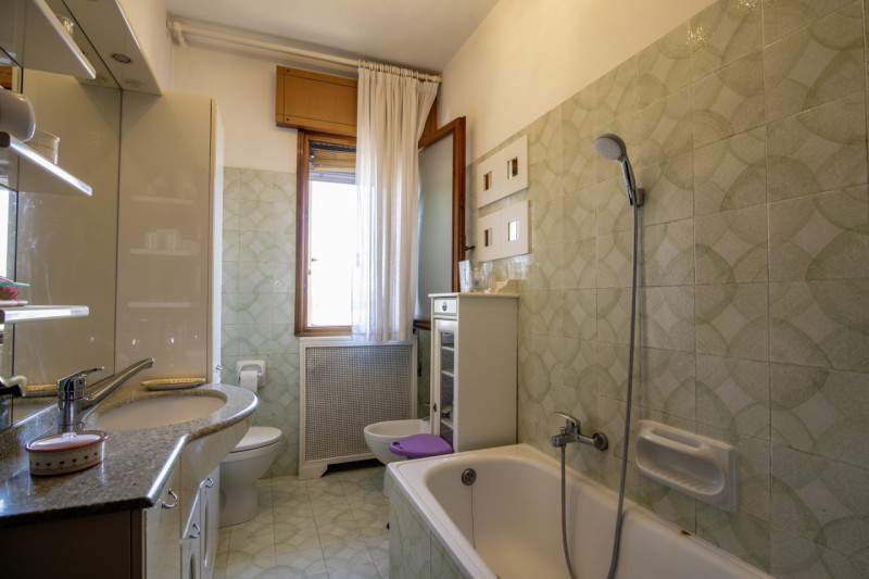 Scopri questo splendido appartamento di oltre 200 mq situato nell'incantevole zona di Guizza a Pa...