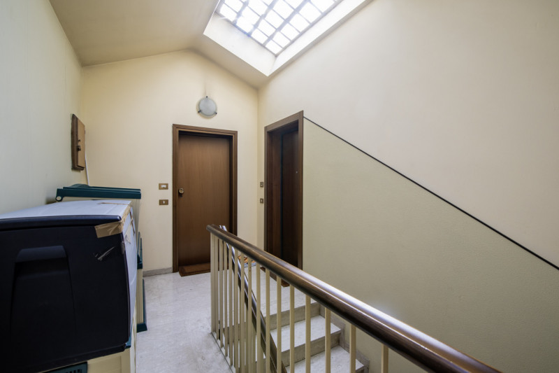 Scopri questo splendido appartamento di oltre 200 mq situato nell'incantevole zona di Guizza a Pa...