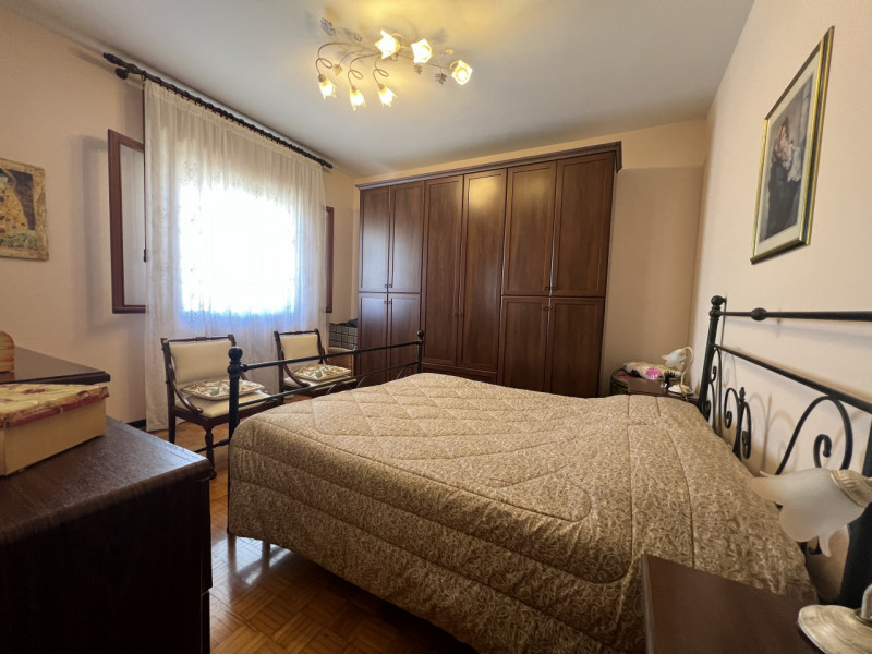 Scopri questo splendido appartamento di oltre 180 mq situato nell'incantevole zona di Guizza a Pa...