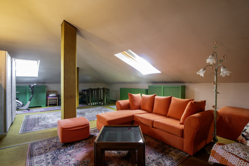 Scopri questo splendido appartamento di oltre 200 mq situato nell'incantevole zona di Guizza a Pa...