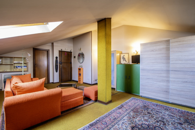 Scopri questo splendido appartamento di oltre 200 mq situato nell'incantevole zona di Guizza a Pa...